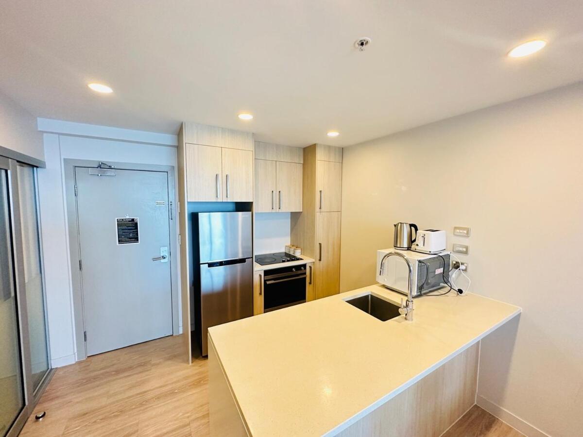 Spacious Magnificent Sea Views Front Of Sky Tower Apartment