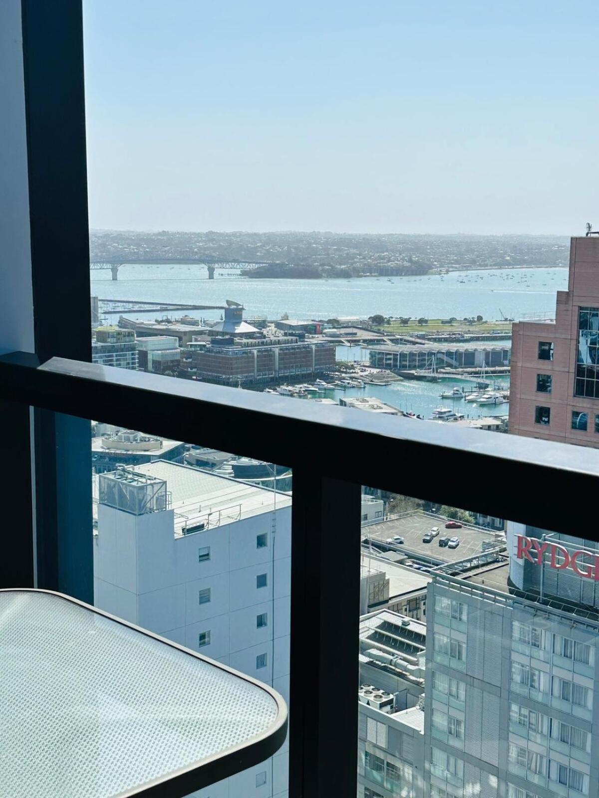Spacious Magnificent Sea Views Front Of Sky Tower Apartment Auckland