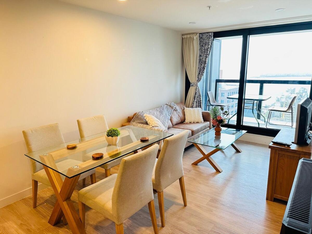 Spacious Magnificent Sea Views Front Of Sky Tower Apartment