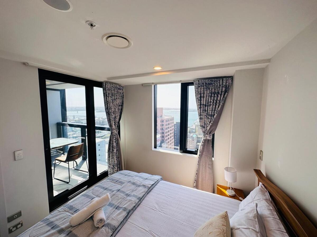 Spacious Magnificent Sea Views Front Of Sky Tower Apartment *