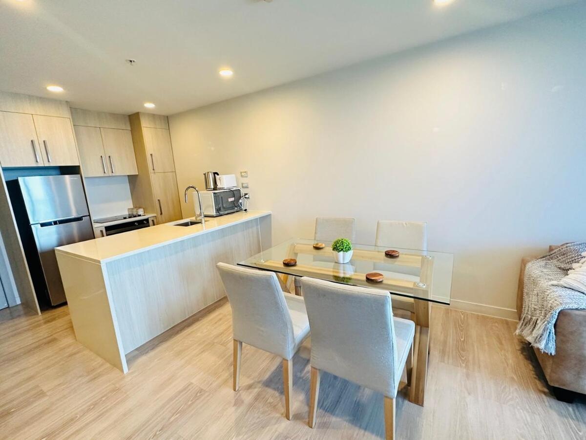 Spacious Magnificent Sea Views Front Of Sky Tower Apartment Auckland