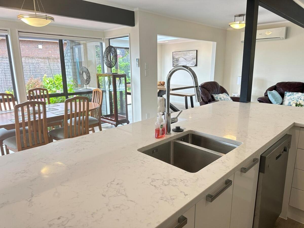 A Away From - Bucklands Luxury 3-bedroom Garden Villa *