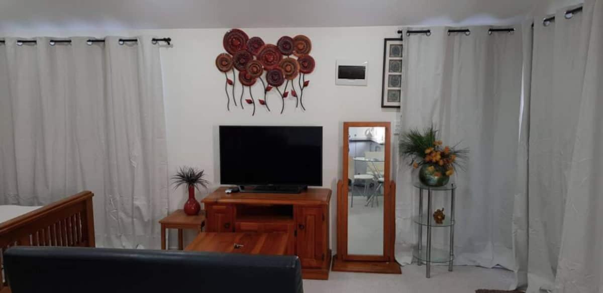 Beautiful And Bright Botany Downs Apartment