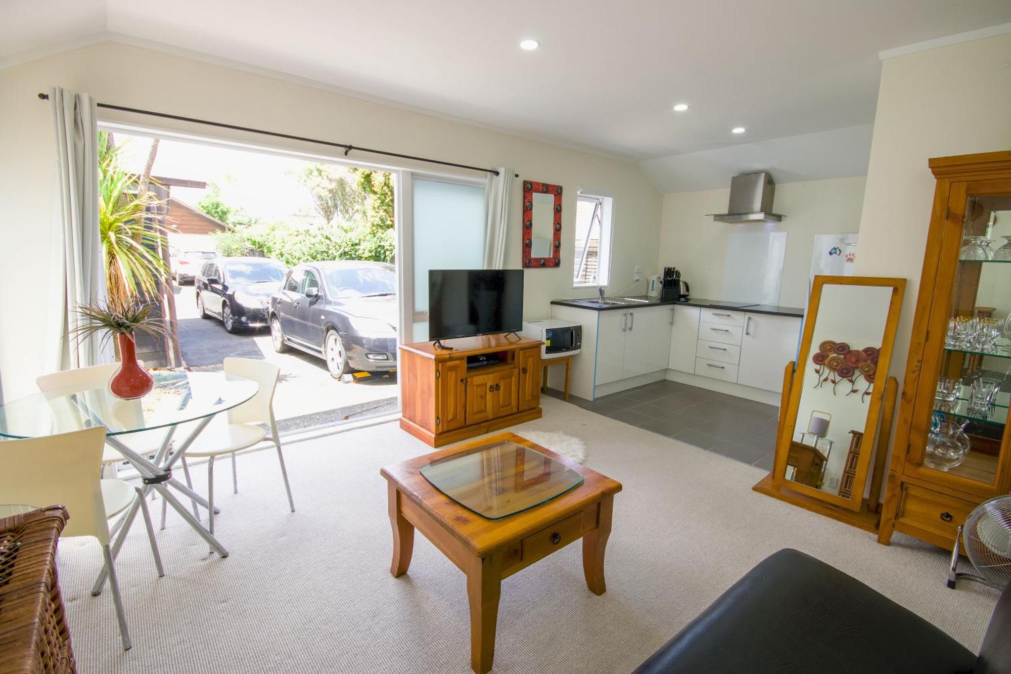 Beautiful And Bright Botany Downs Apartment Auckland