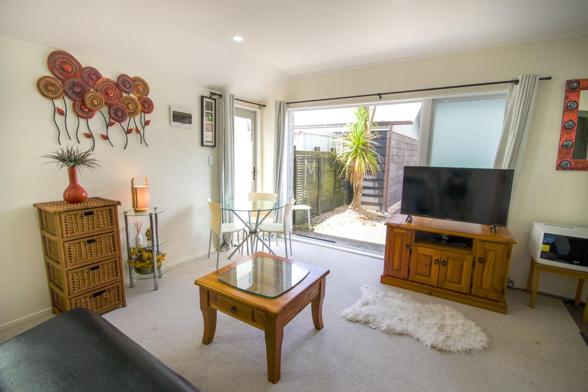 Beautiful And Bright Botany Downs Apartment