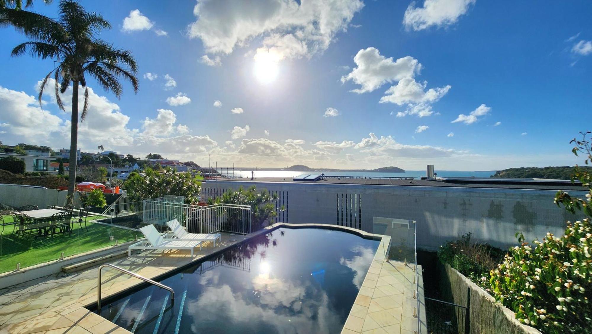 Orakei Grandeur Mansion With Sea Views & Pool Villa *