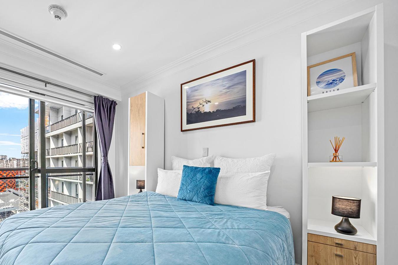 Heart Of The - By Sky Tower - Free Parking! Apartment