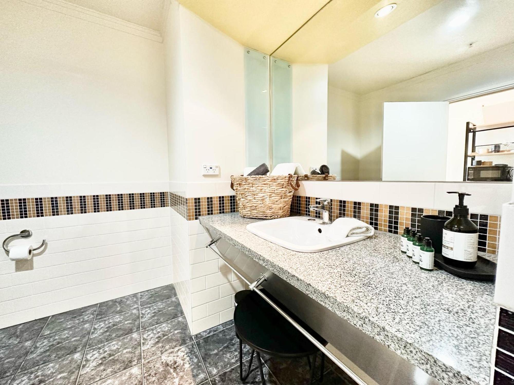 Comfort Getaway With Pool And Gym Auckland