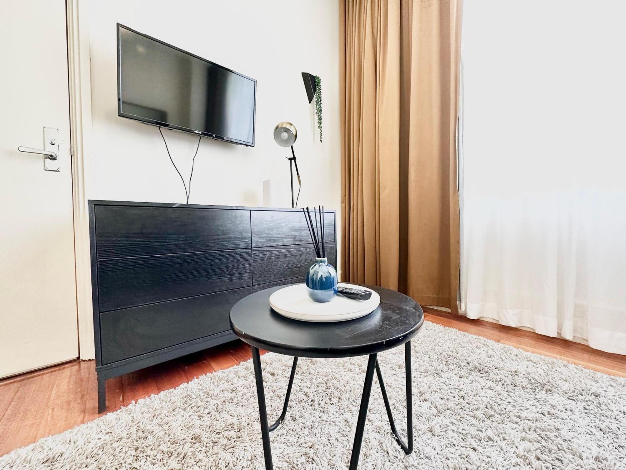 Comfort Getaway With Pool And Gym Apartment