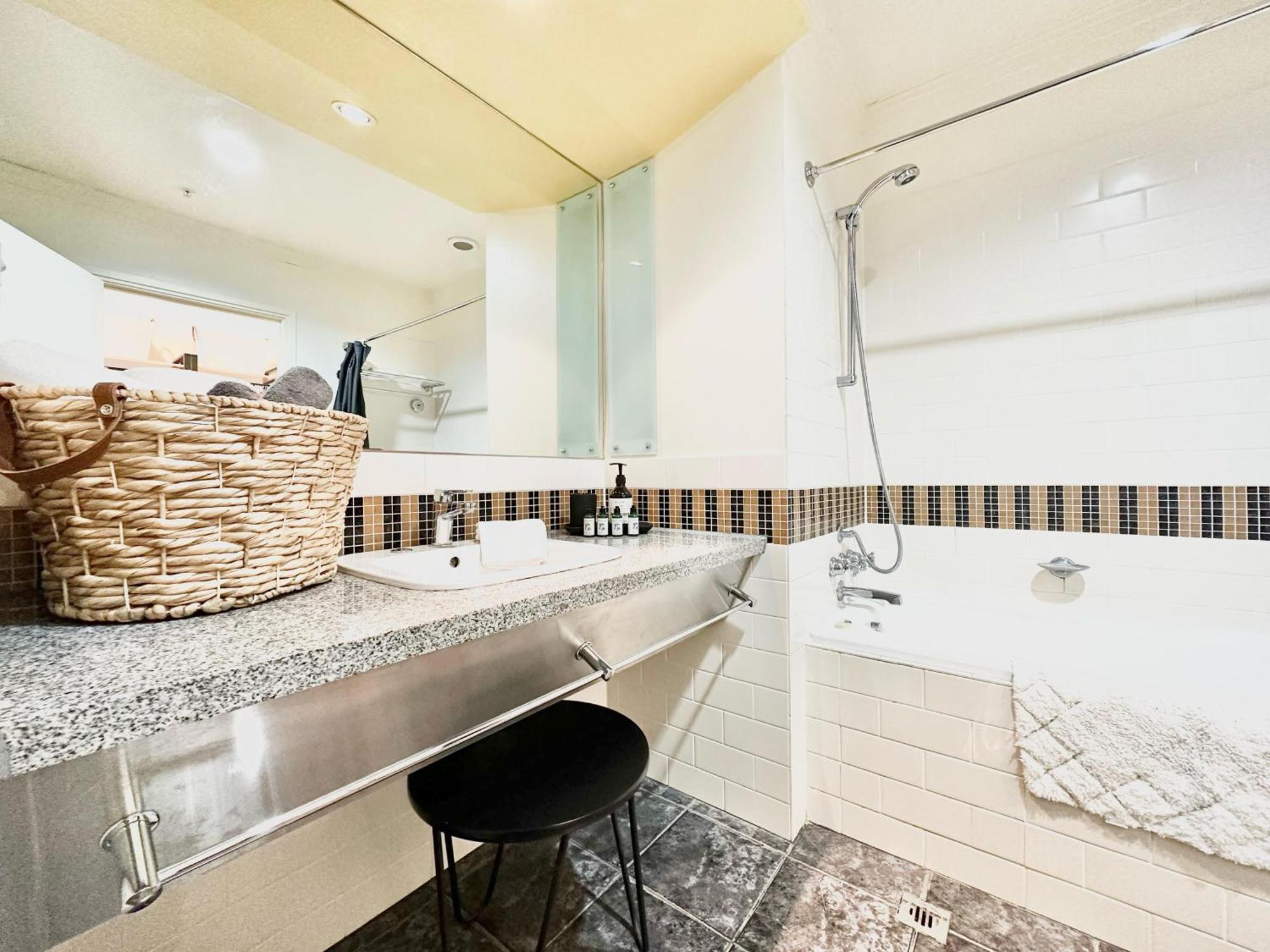 Comfort Getaway With Pool And Gym Apartment *
