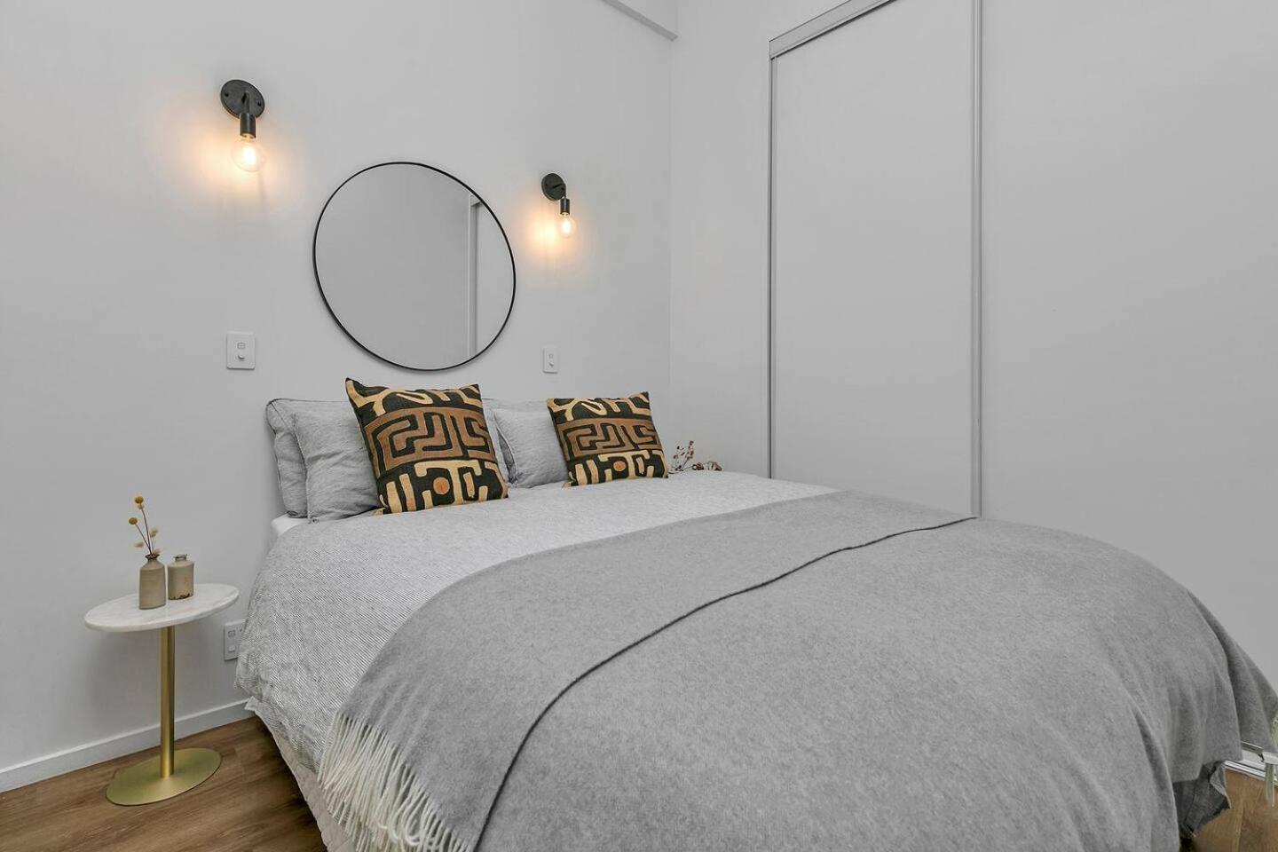 Historic Modern Luxury 1-bedroom On Queen Street Apartment