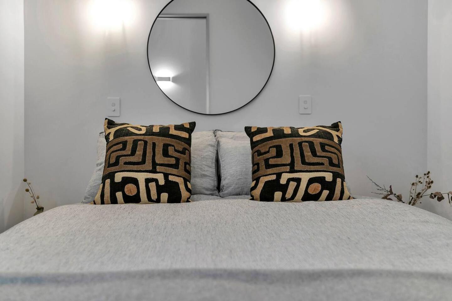 Historic Modern Luxury 1-bedroom On Queen Street Apartment