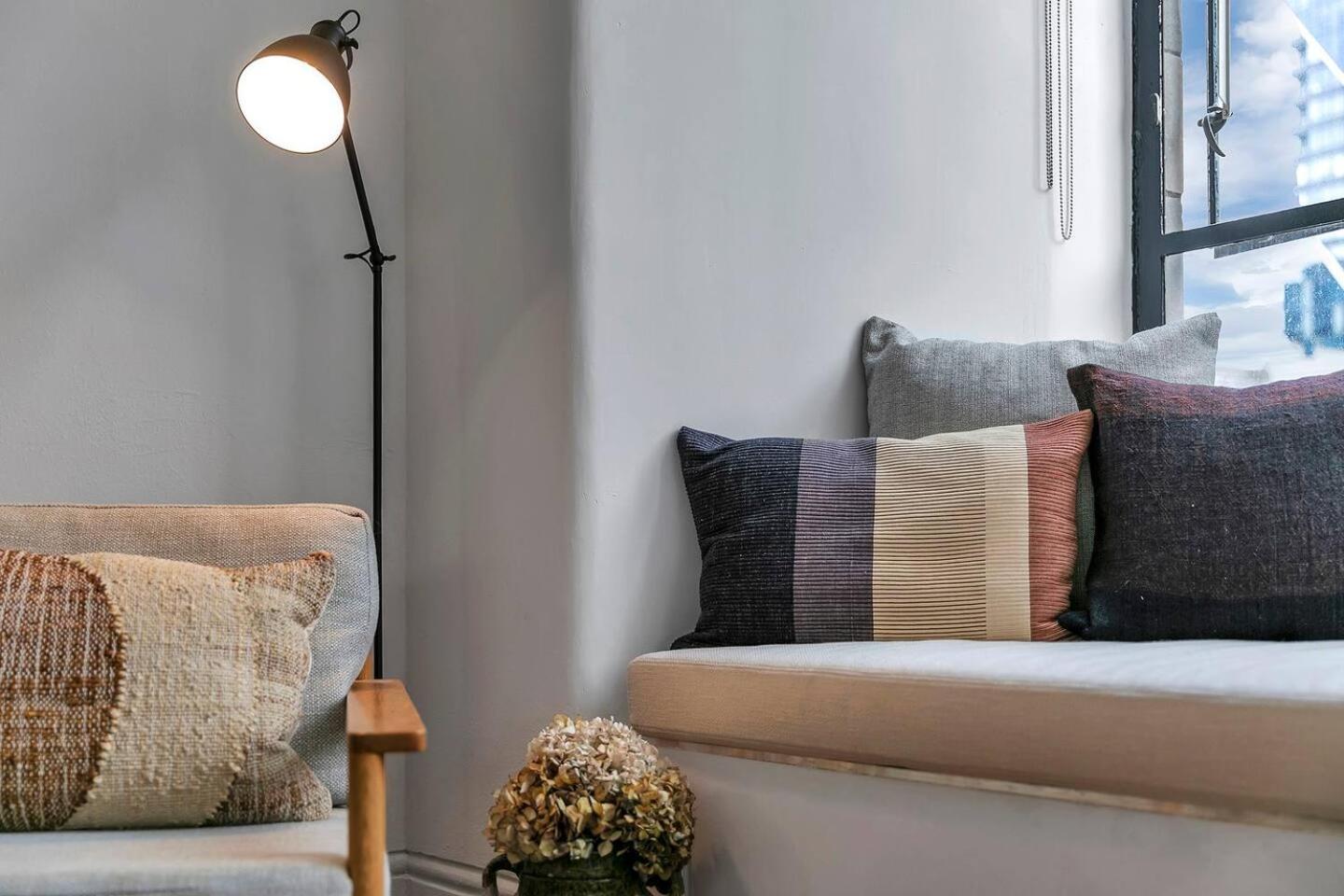 Historic Modern Luxury 1-bedroom On Queen Street Apartment