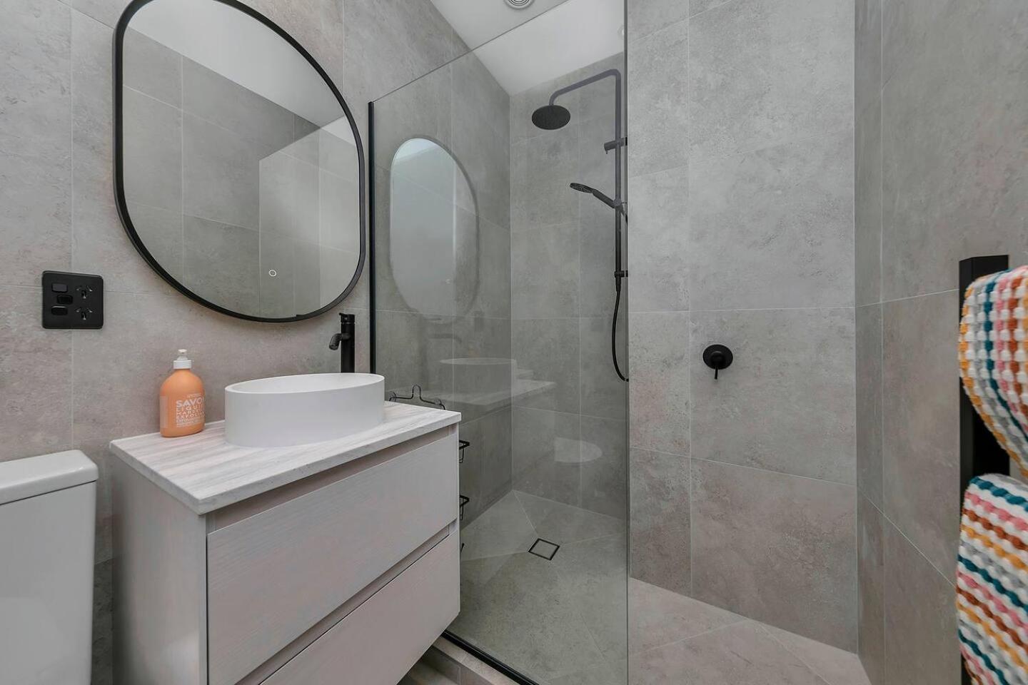 Historic Modern Luxury 1-bedroom On Queen Street * Auckland