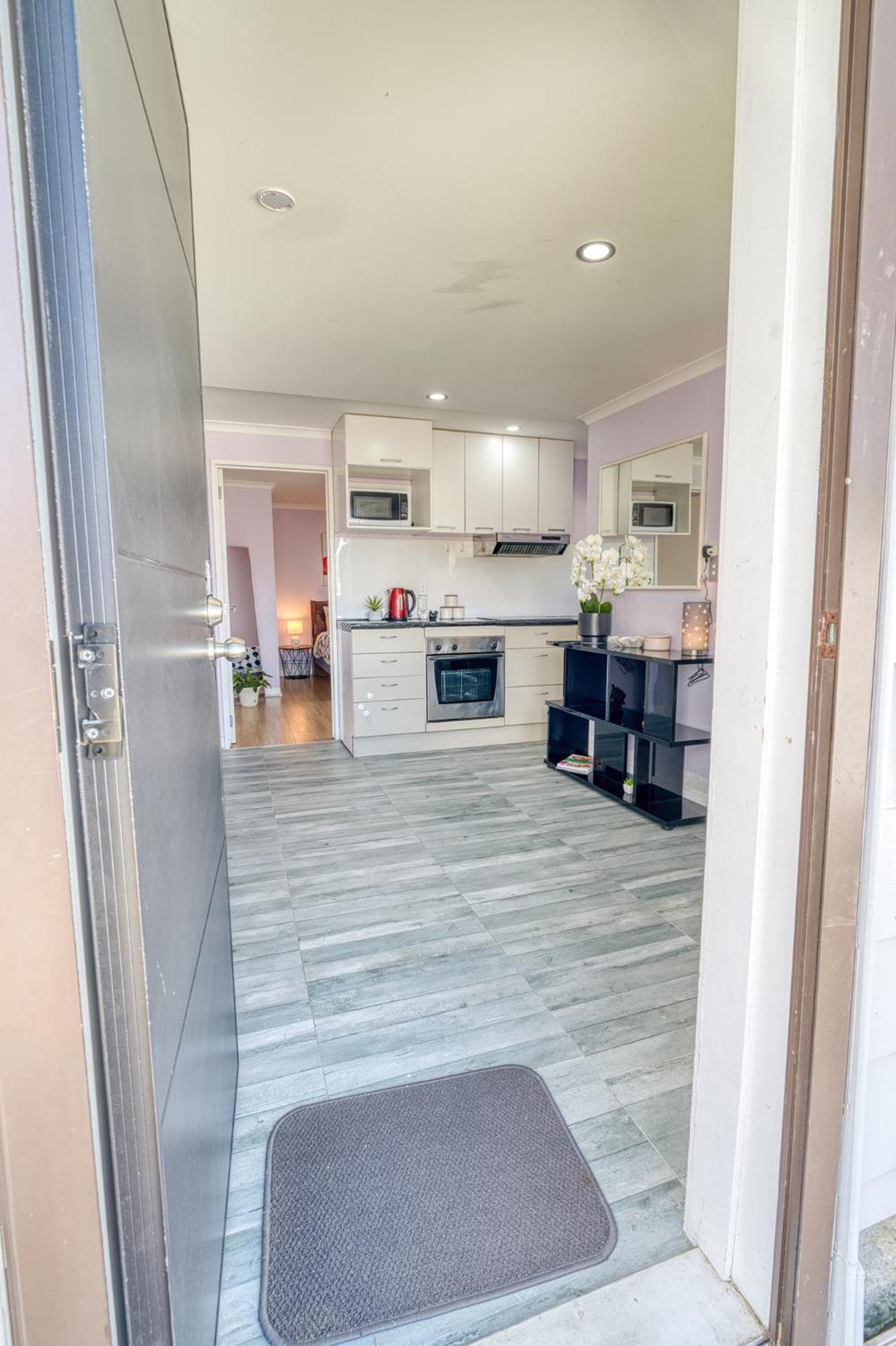 Ellerslie Modern 2br-15 Min To Cbd Holiday home *