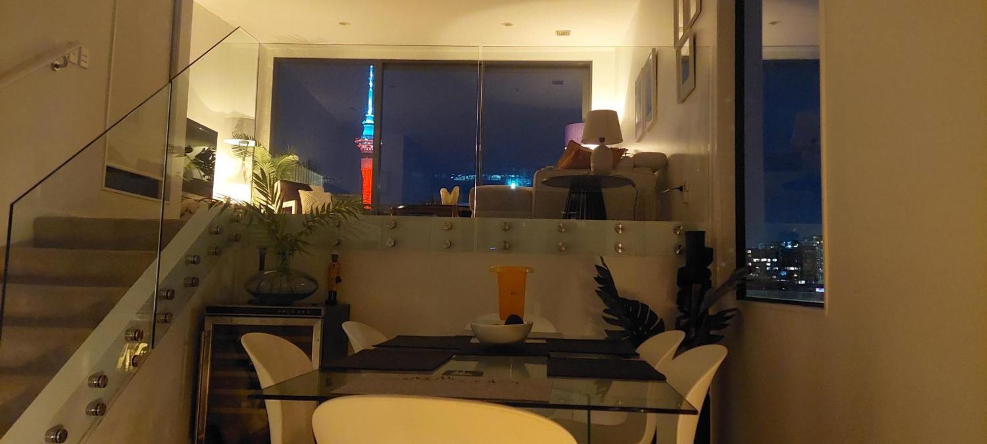 Stylish And With Stunning Views Auckland