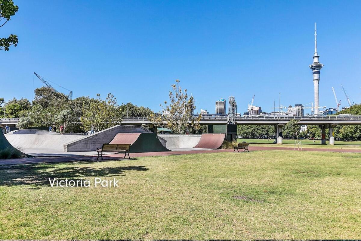 Stylish And With Stunning Views Apartment
