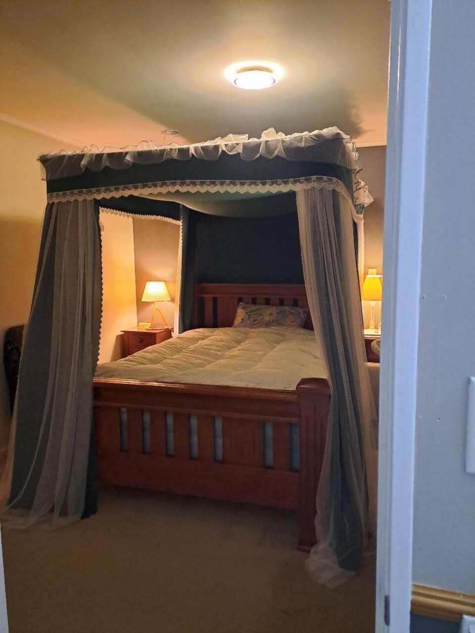 In Remuera With Free Street Carpark, Handy Close To Cuisine Restaurant And Public Transportation Homestay Auckland