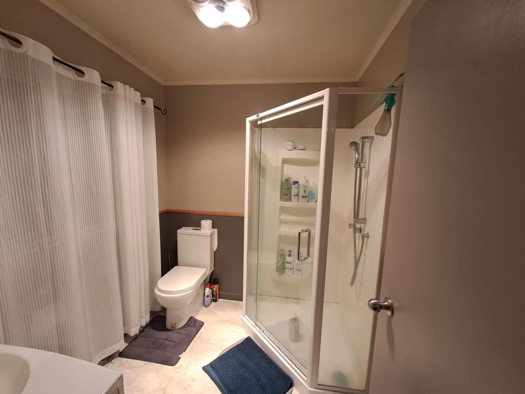 Homestay In Remuera With Free Street Carpark, Handy Close To Cuisine Restaurant And Public Transportation