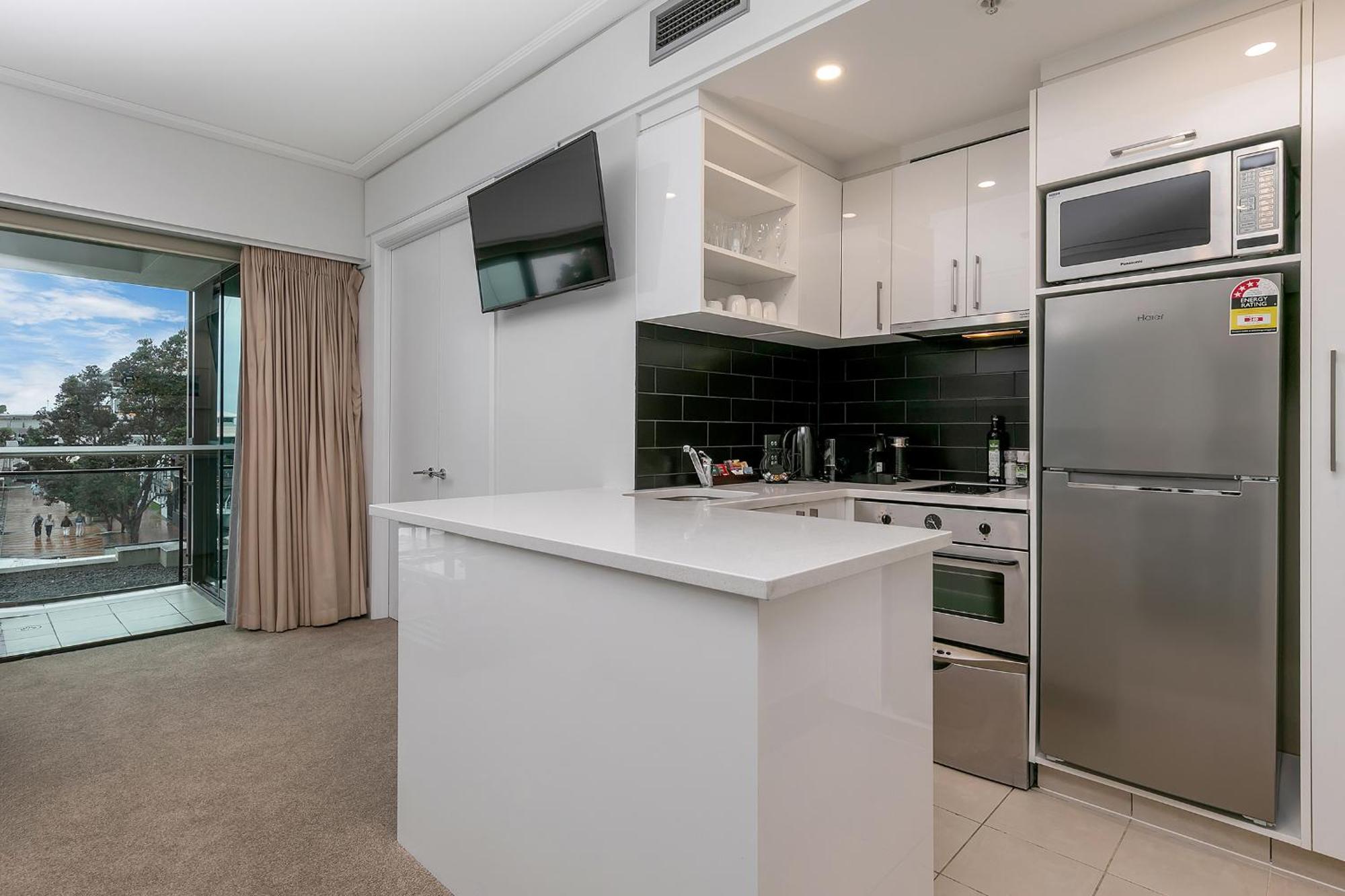 Fabulous Corner W/ Dazzling Harbour View Auckland