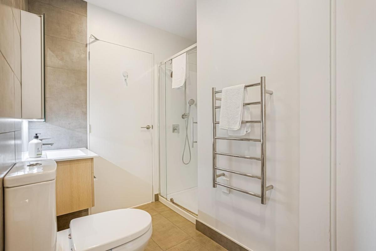 Apartment 2-bedroom Located Opposite Up Education Auckland