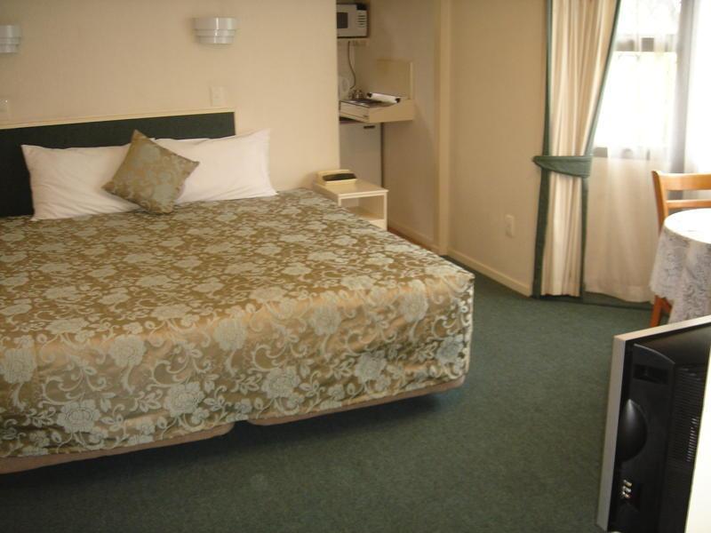Motel Tudor Court Motor Auckland