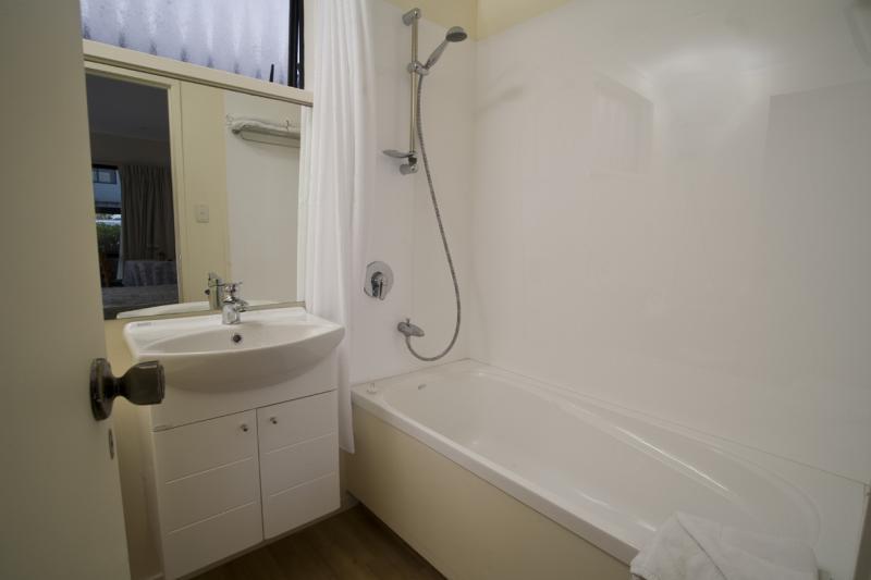 Tudor Court Motor 4*