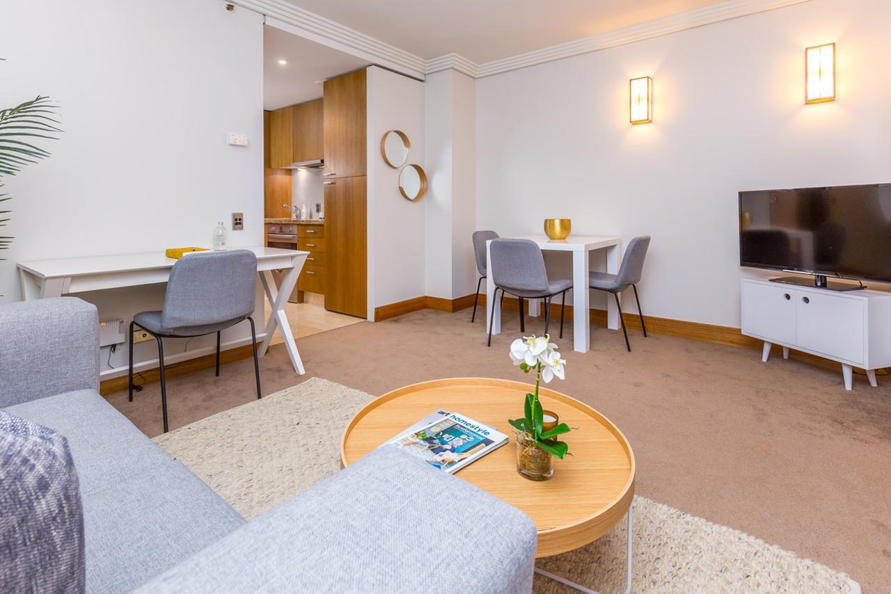Stylish With Pool And Gym Apartment Auckland