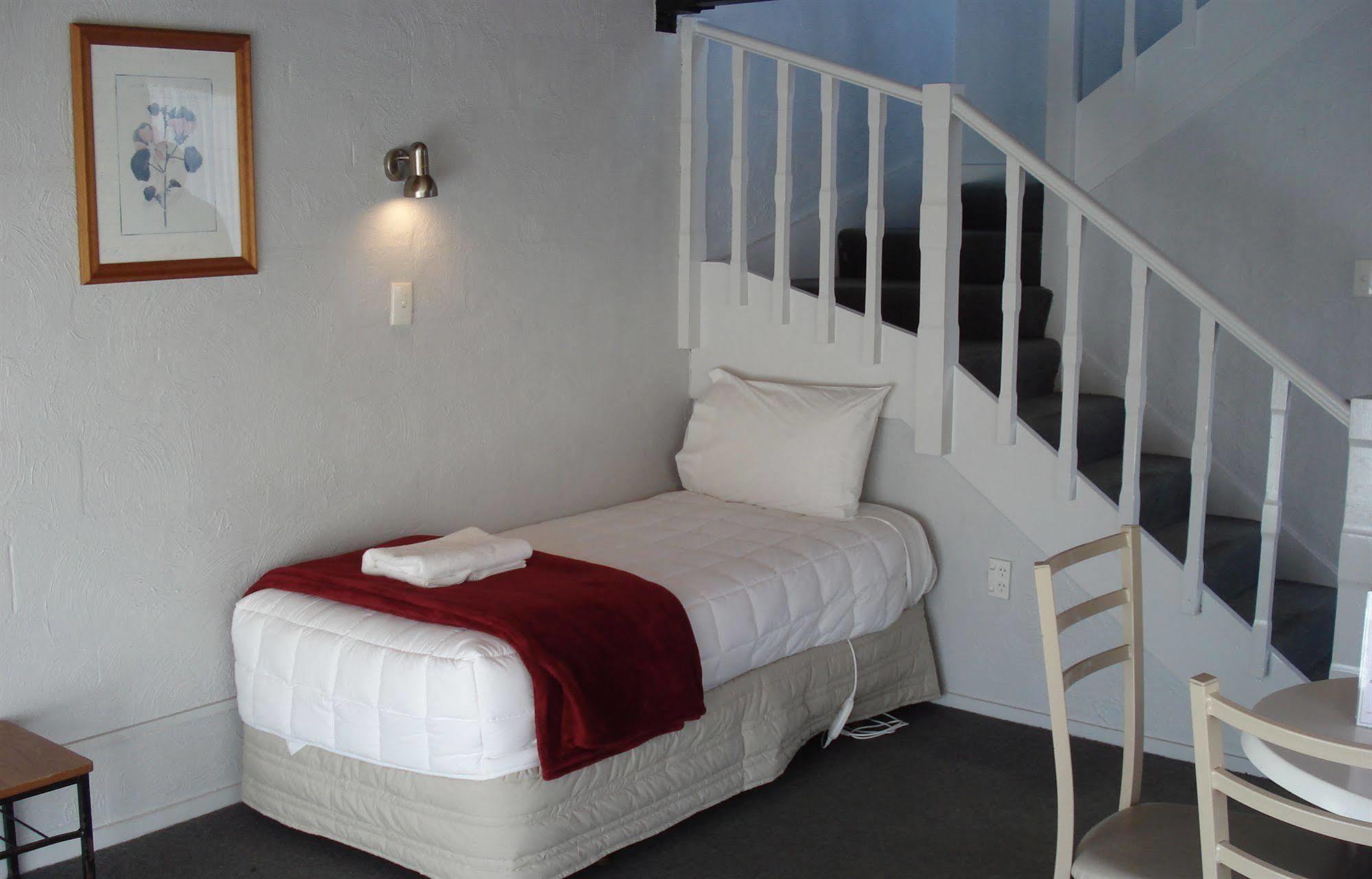 Oakwood Manor Motor Motel