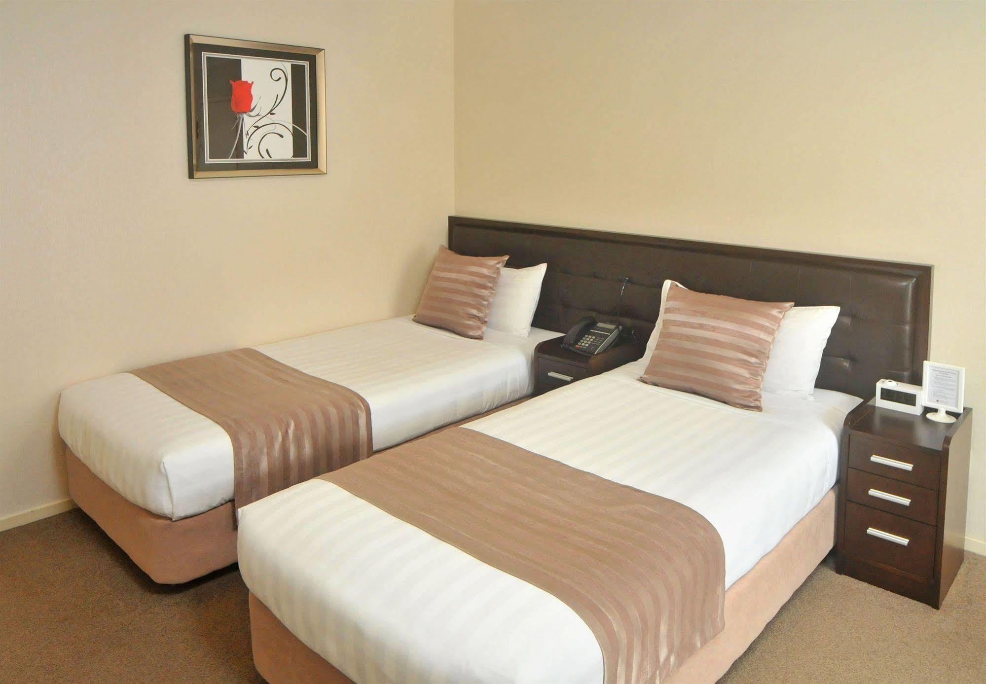 Tudor Court Motor 4*