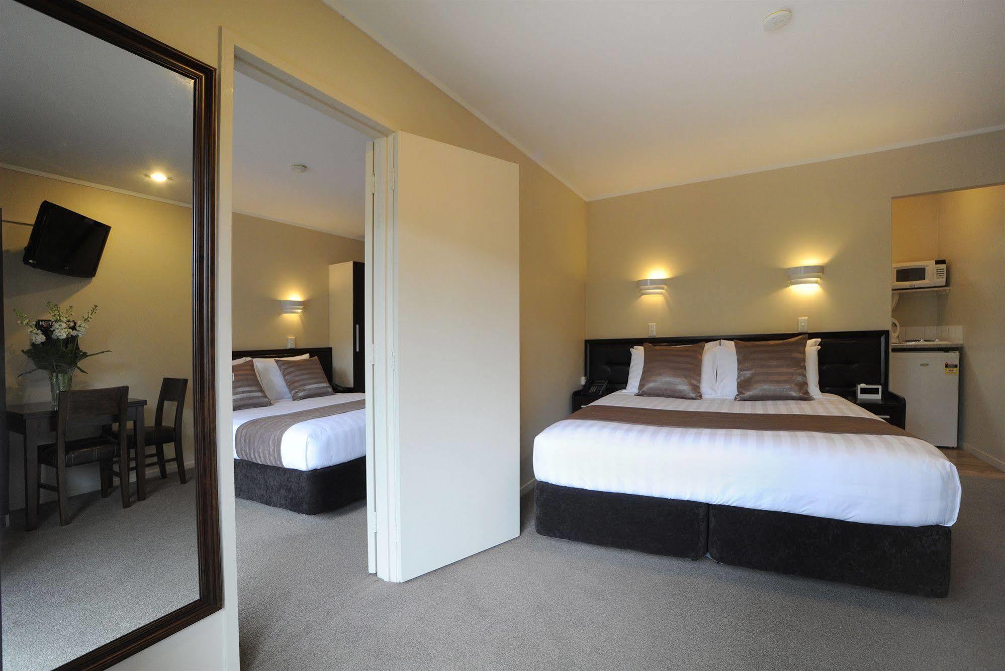 Tudor Court Motor 4*