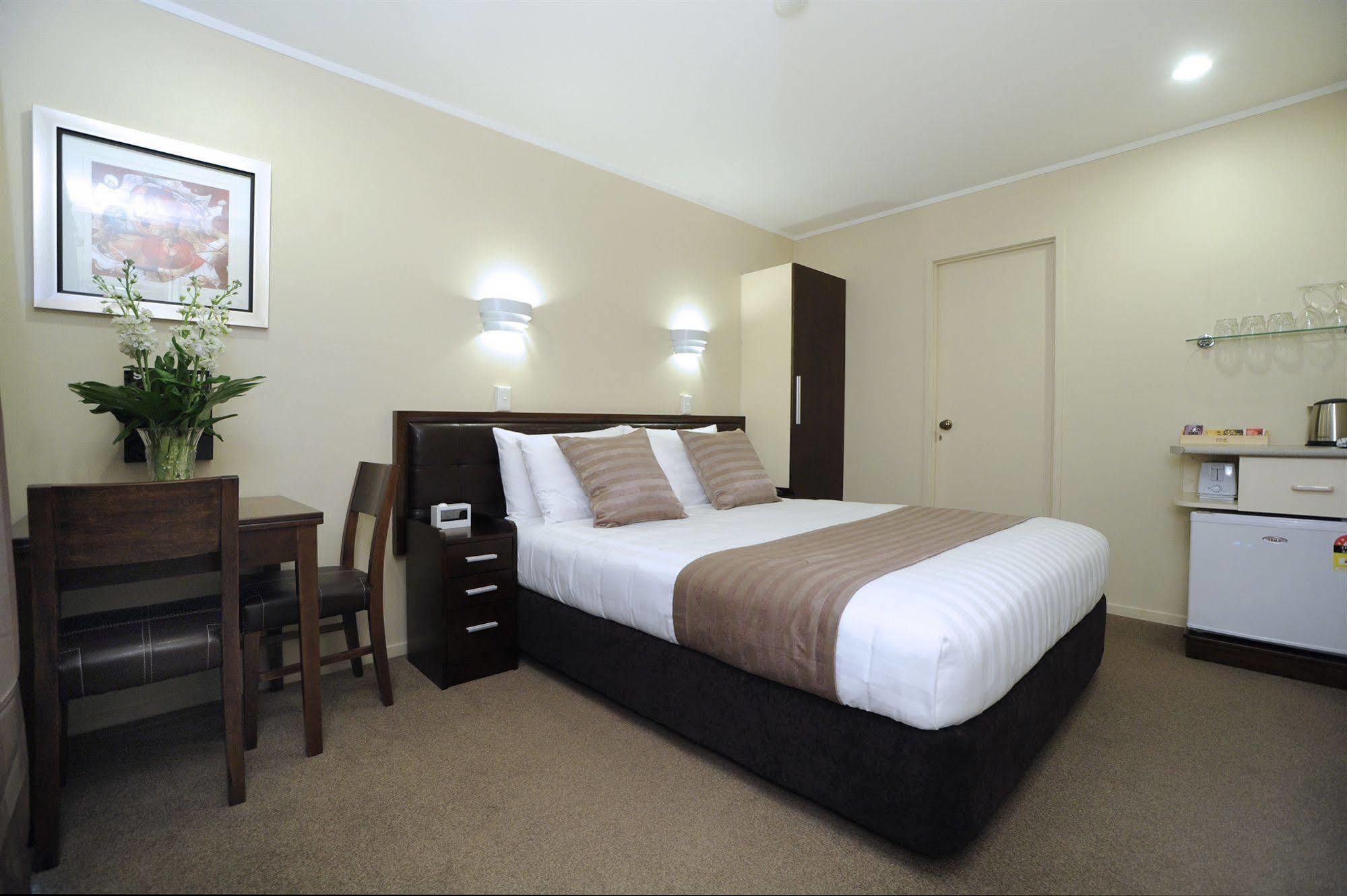 Motel Tudor Court Motor Auckland