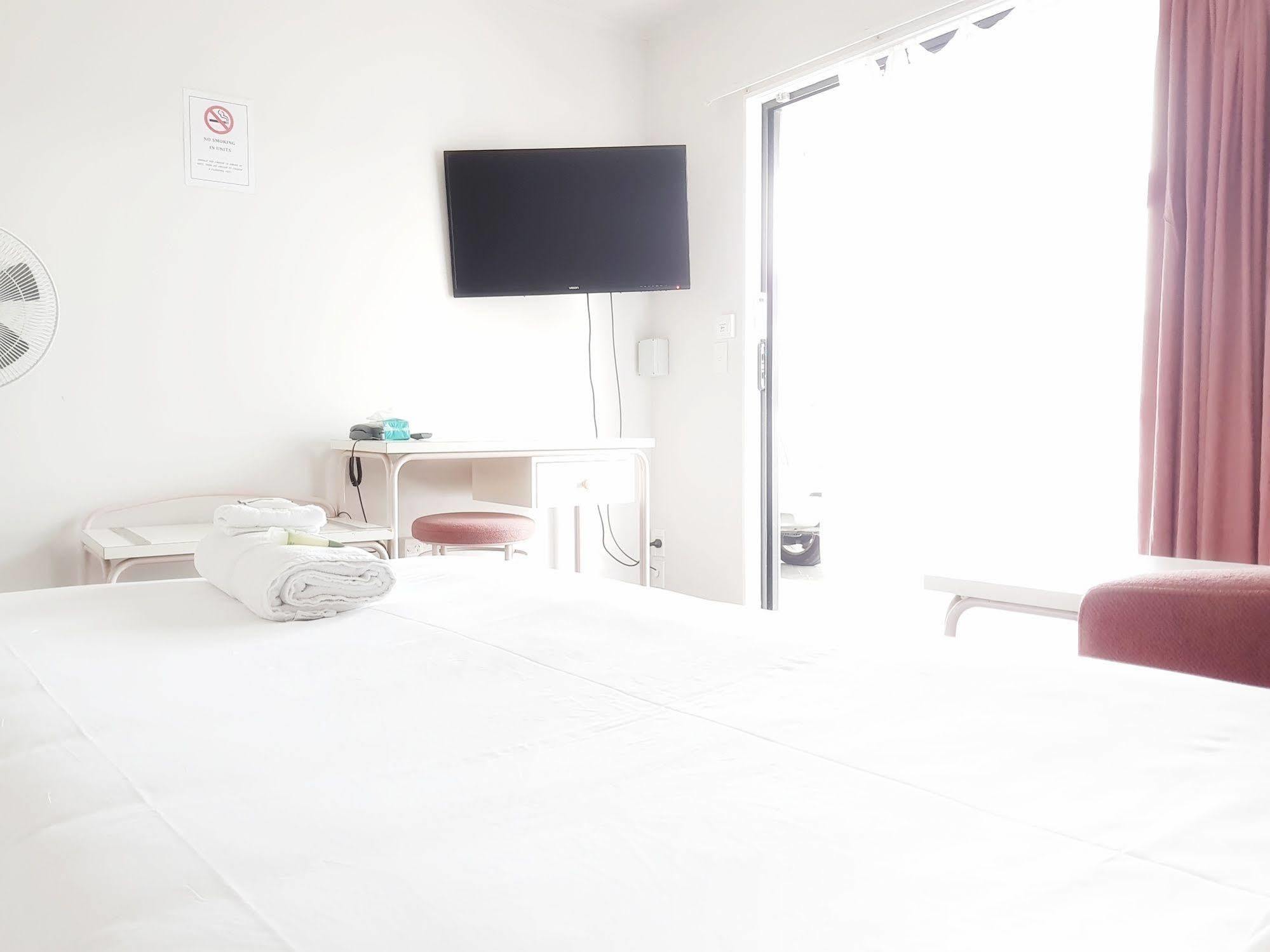 Airport Motel 3*