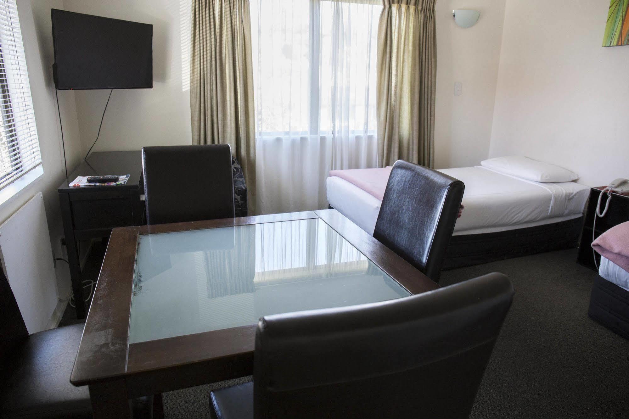 Newmarket Motel 4*