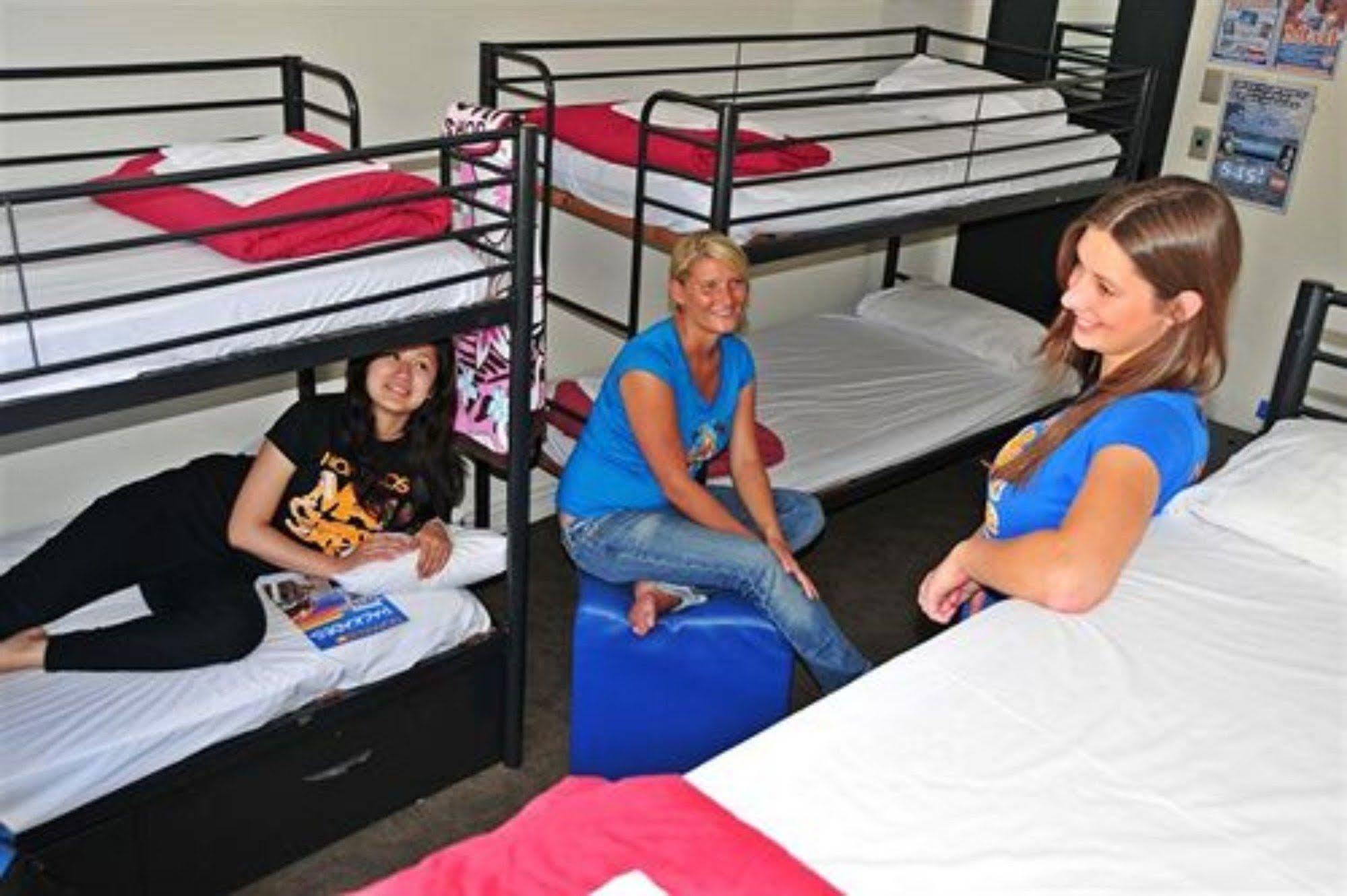 Street Hostel *