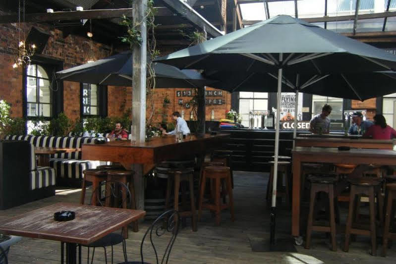 Street Hostel *