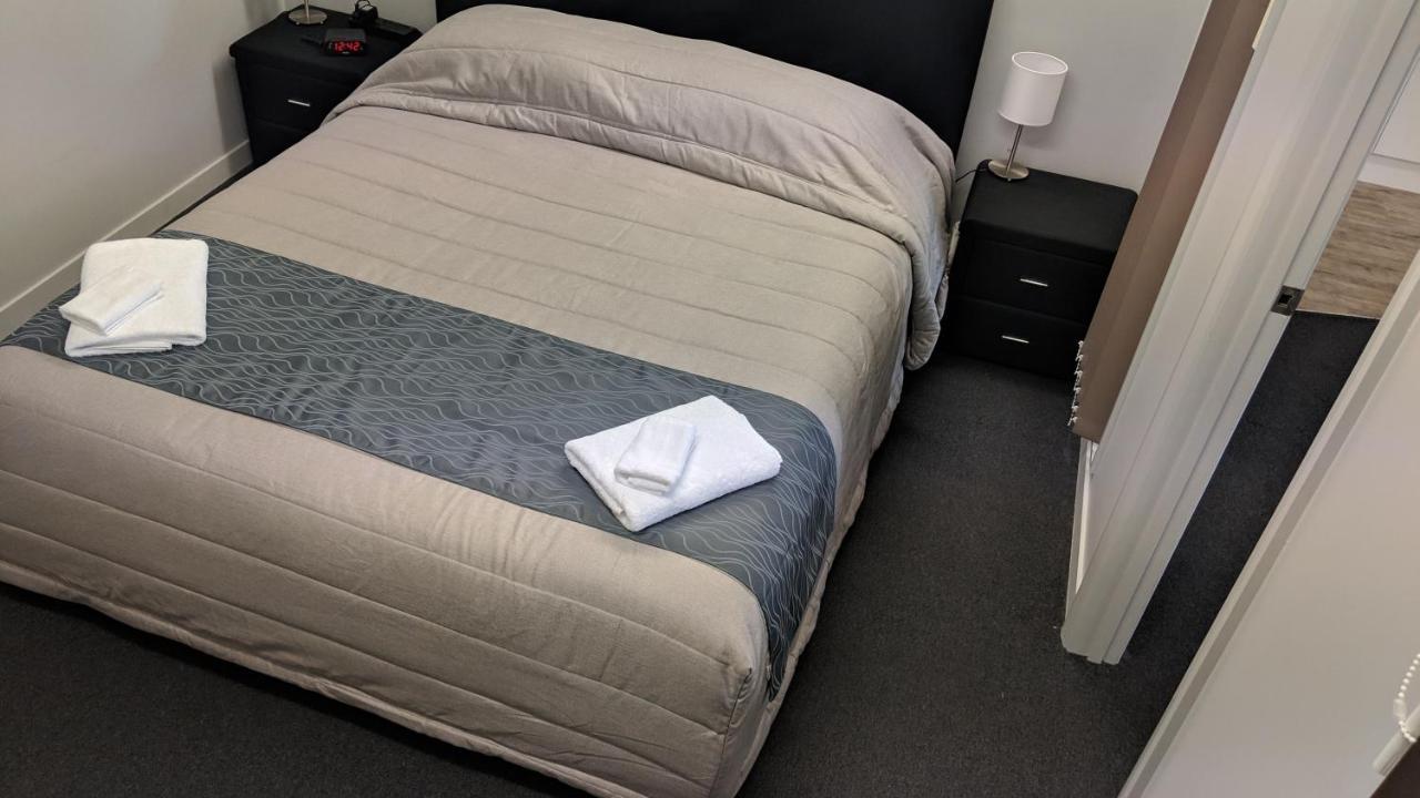 Cozy One Bedroom Near Airport Apartment *