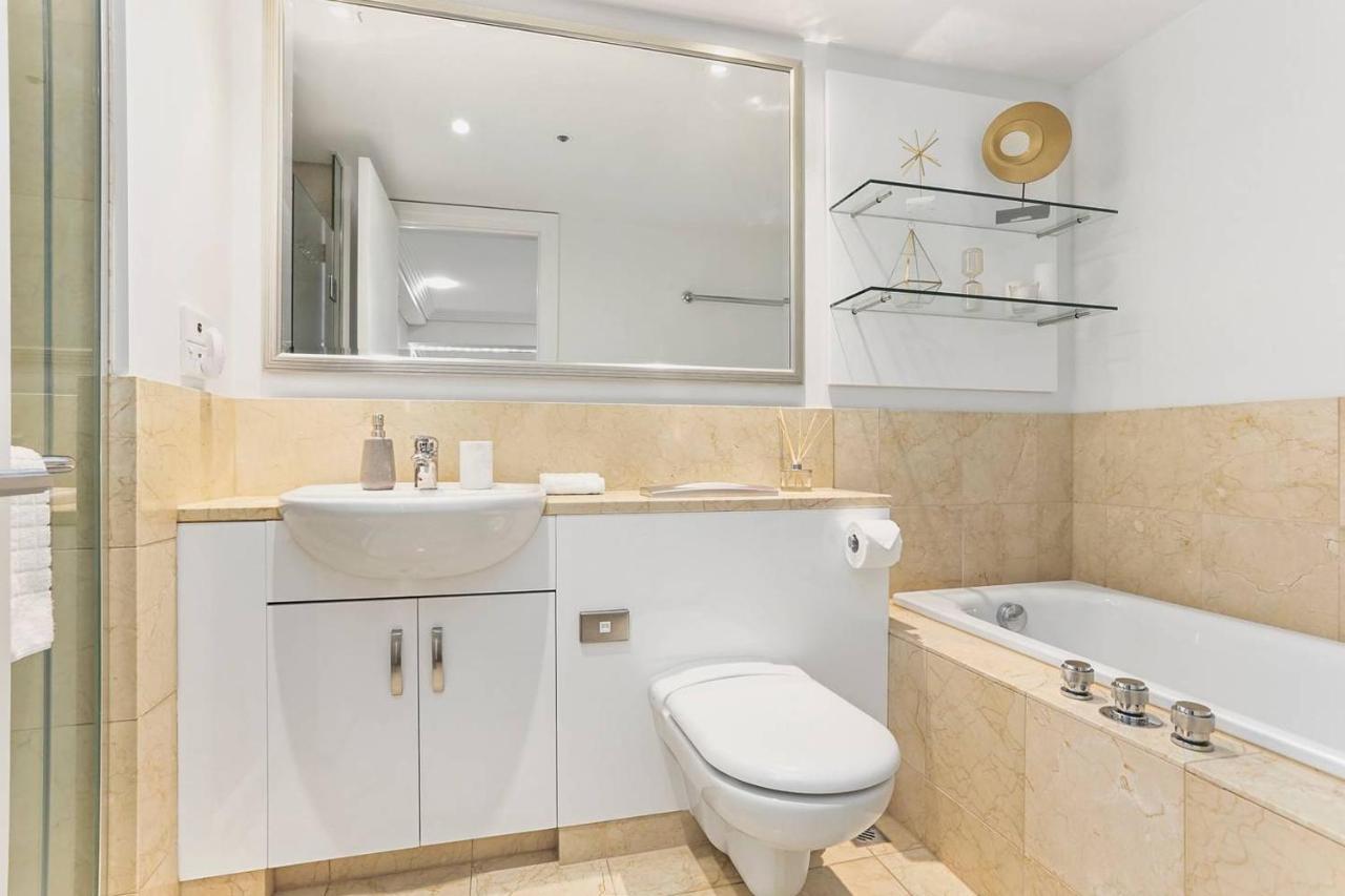 Modern Luxury With Breathtaking City Views *