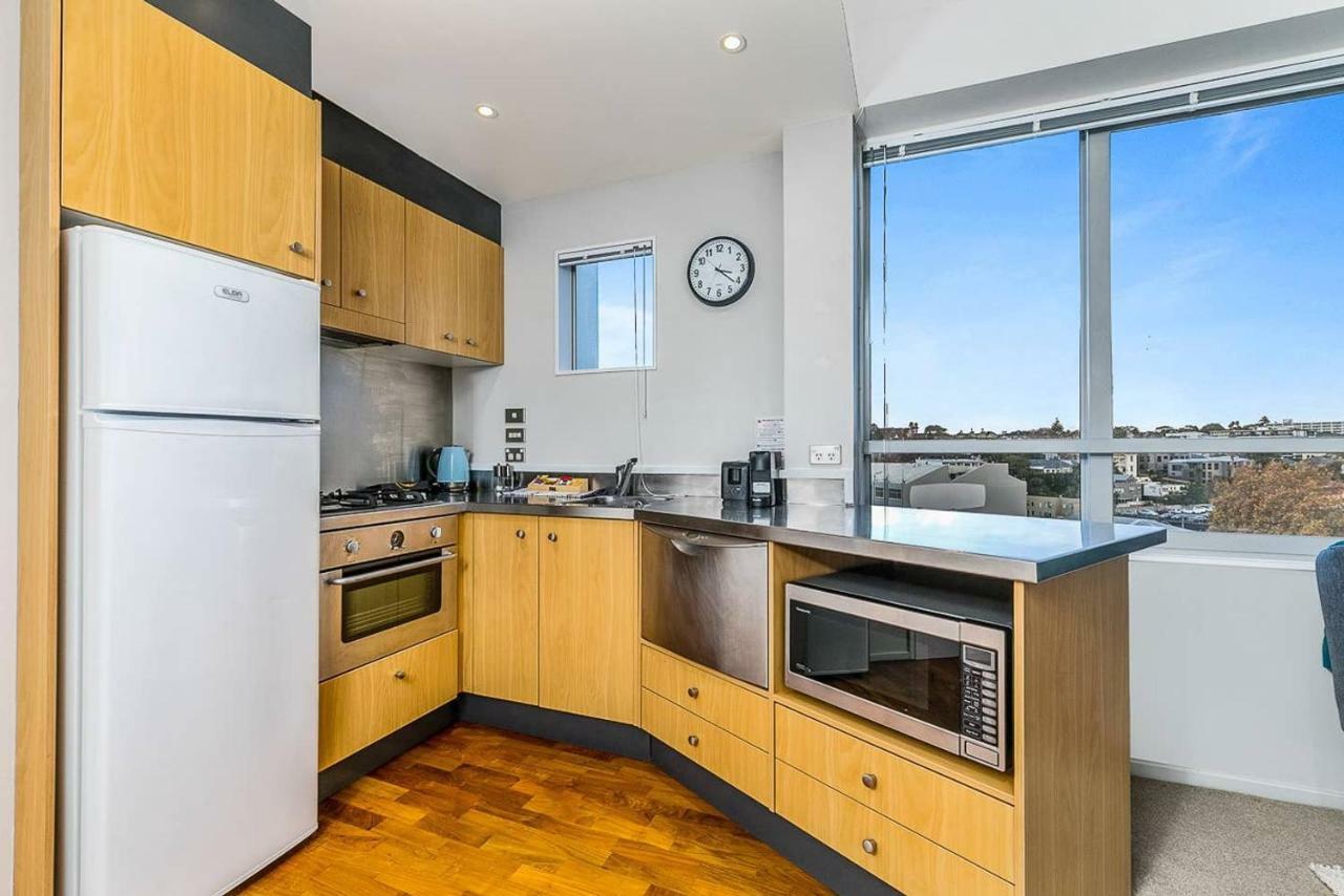 One Bedroom - Pool, Gym & Tennis Courts!