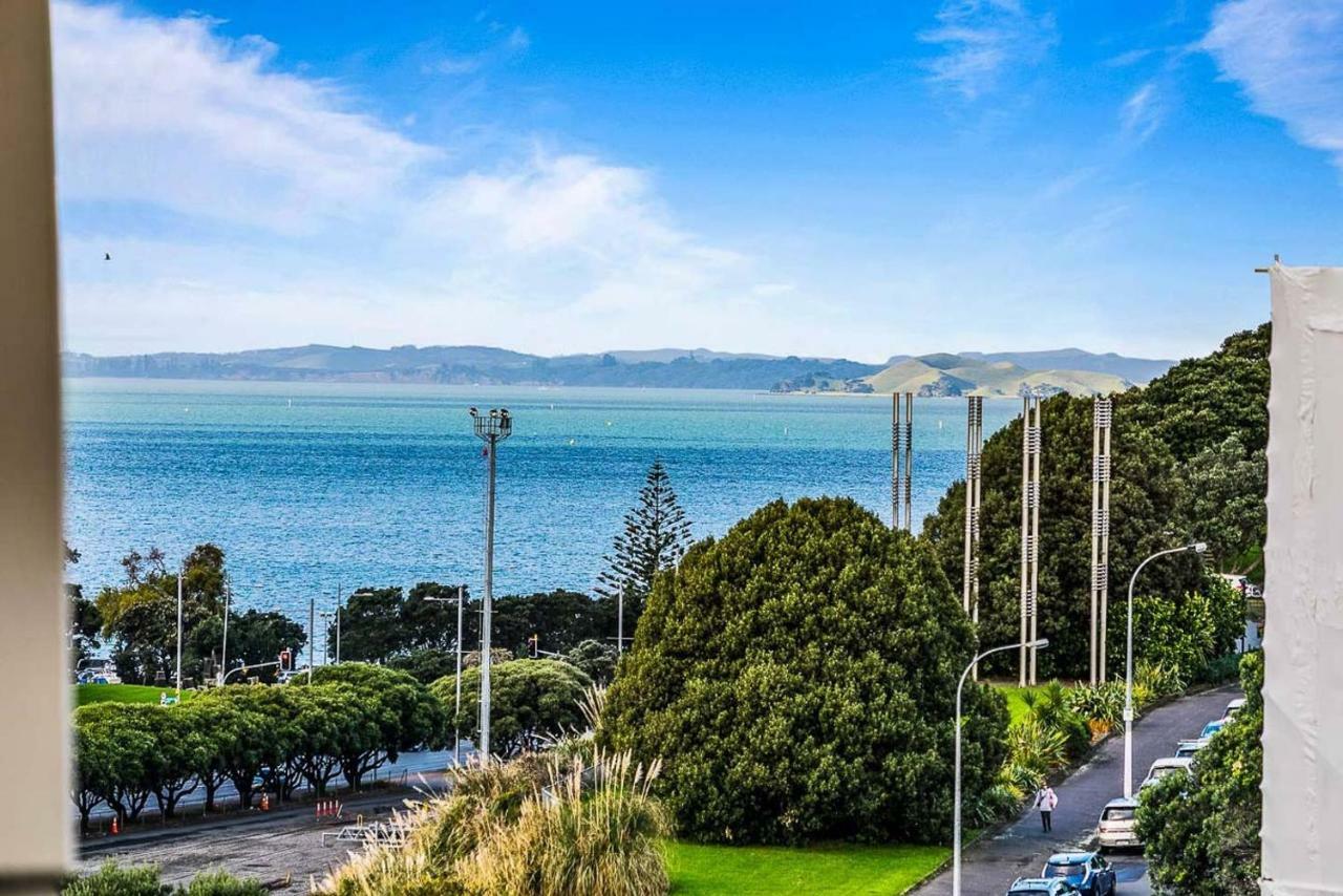 One Bedroom - Pool, Gym & Tennis Courts! * Auckland