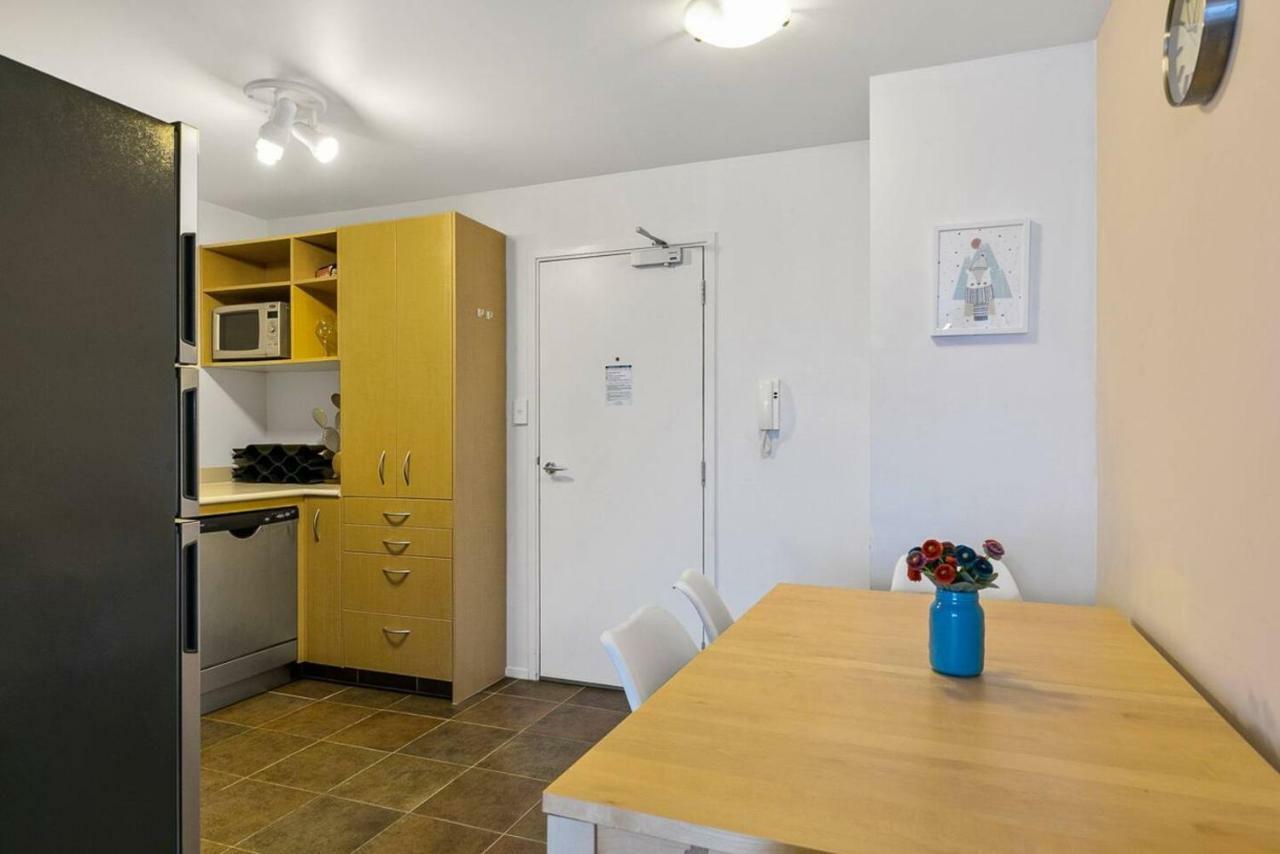 Wonderful In Quiet Cbd Neighbourhood! Apartment