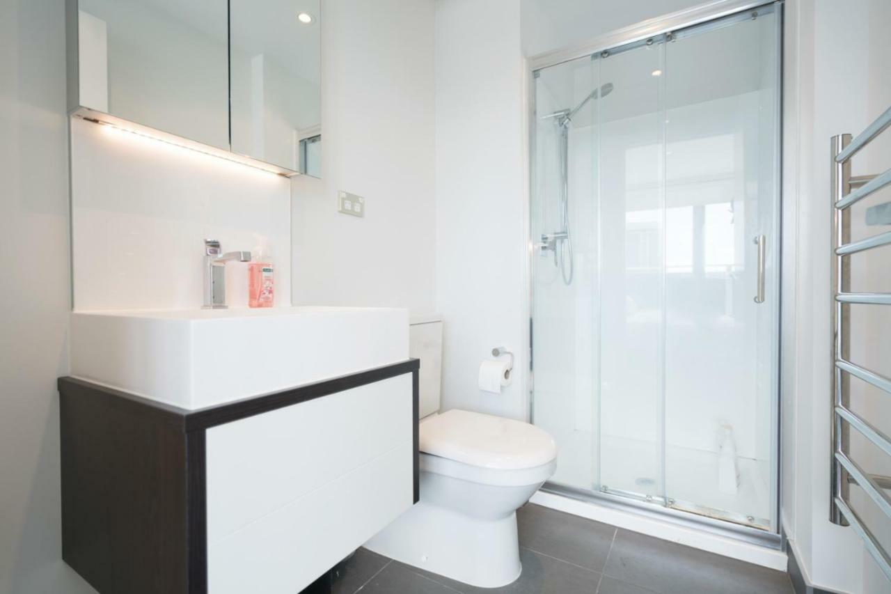 With Brilliant Views In Cbd * Auckland