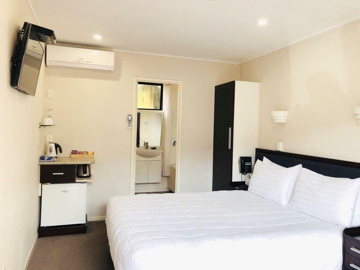 Tudor Court Motor 4*