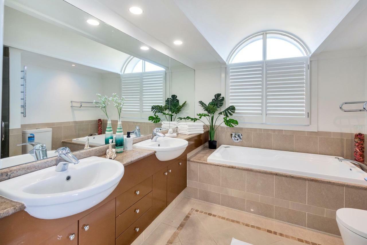 Orakei Grandeur Mansion With Sea Views & Pool Villa