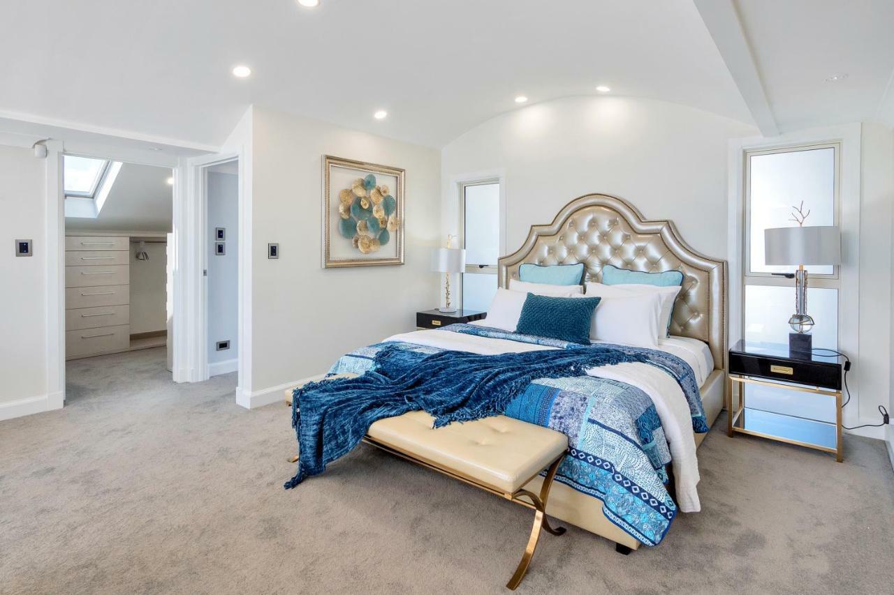 Orakei Grandeur Mansion With Sea Views & Pool *