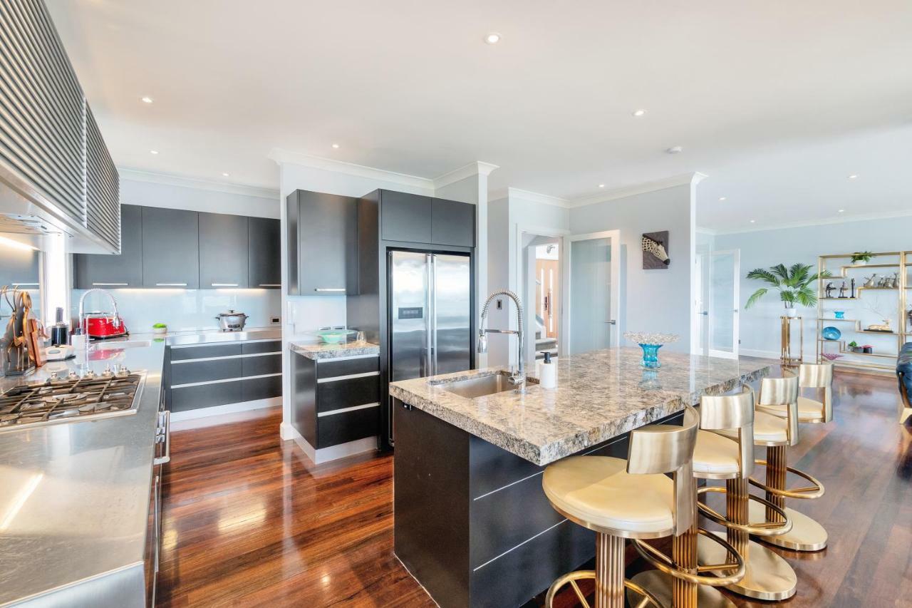 Orakei Grandeur Mansion With Sea Views & Pool Villa