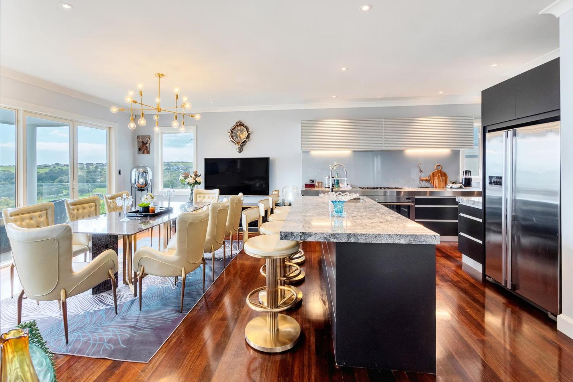 Orakei Grandeur Mansion With Sea Views & Pool *