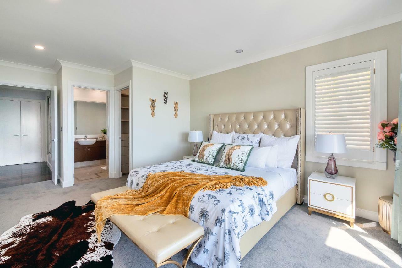 Orakei Grandeur Mansion With Sea Views & Pool Villa
