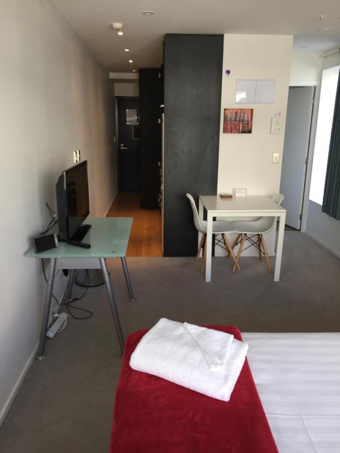 Tidy Studio Queens Resid With Balcony Auckland