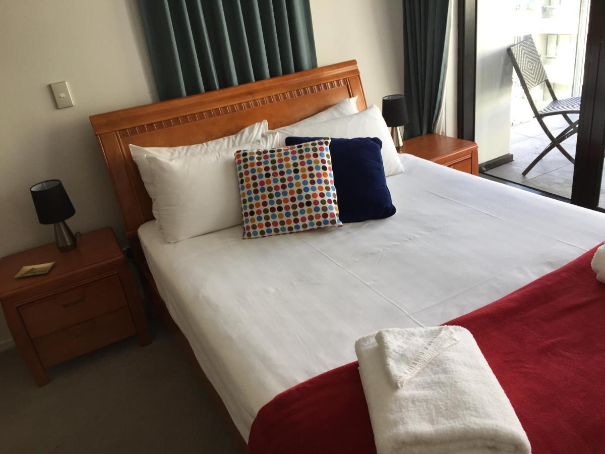 Tidy Studio Queens Resid With Balcony